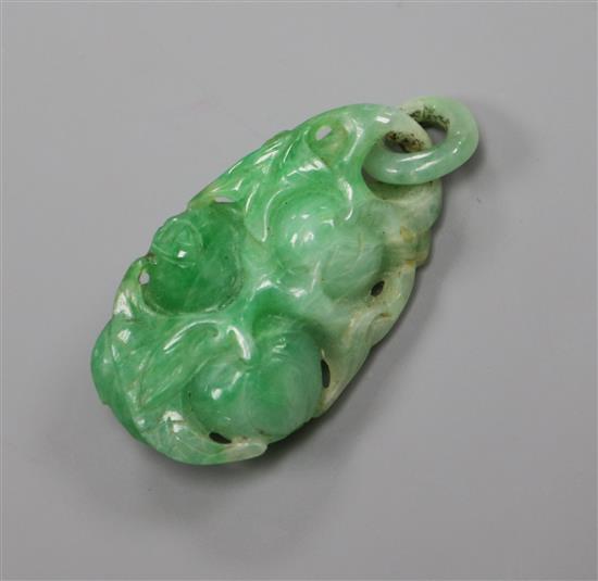 A jade pendant carved with fruit, 36mm.